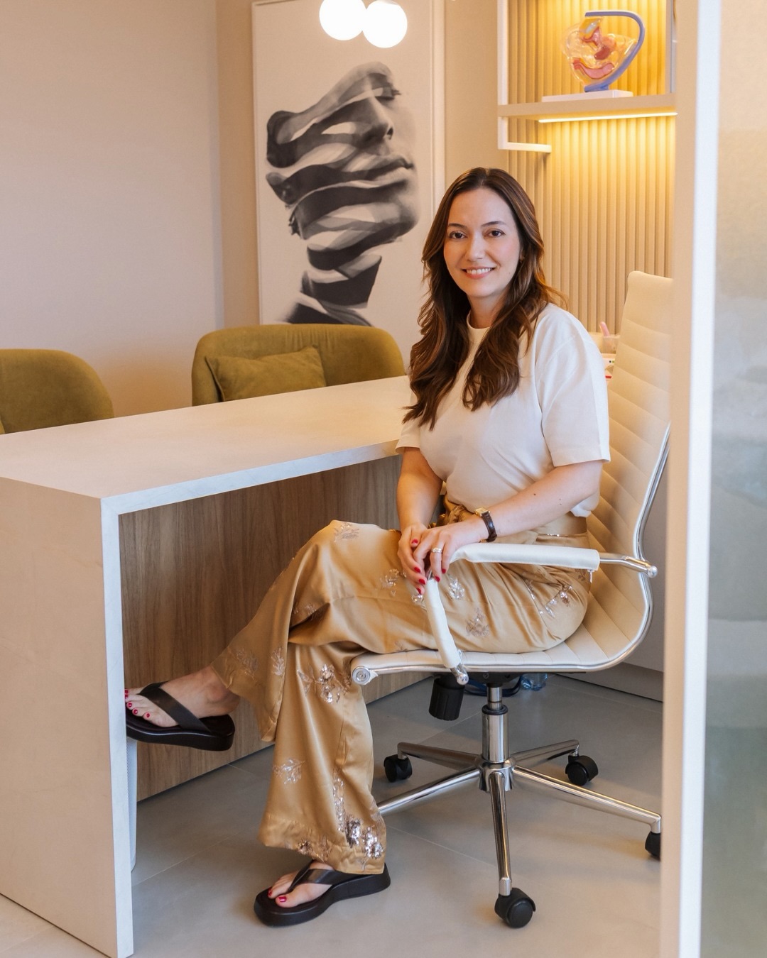 Dra. Bruna de Almeida no consultório de ginecologia e obstetrícia em Brusque